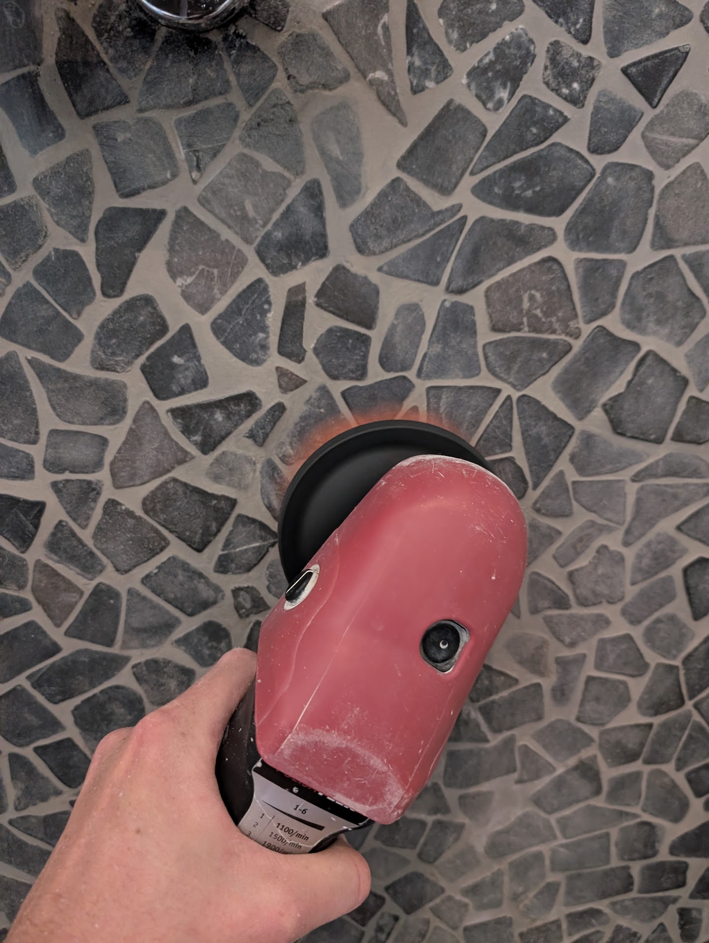 Professionele behandeling van een stenen wand in een douchehoek