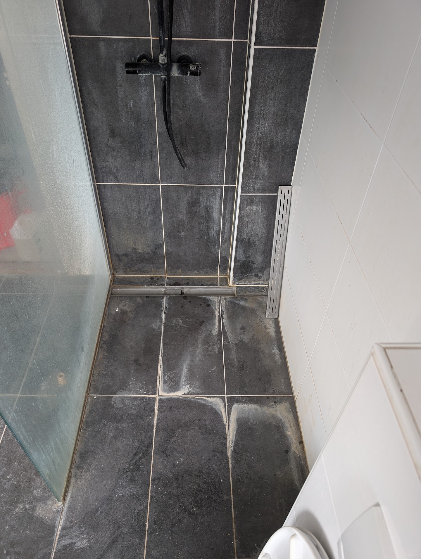 Voor: Kalkaanslag douchevloer verwijderd
